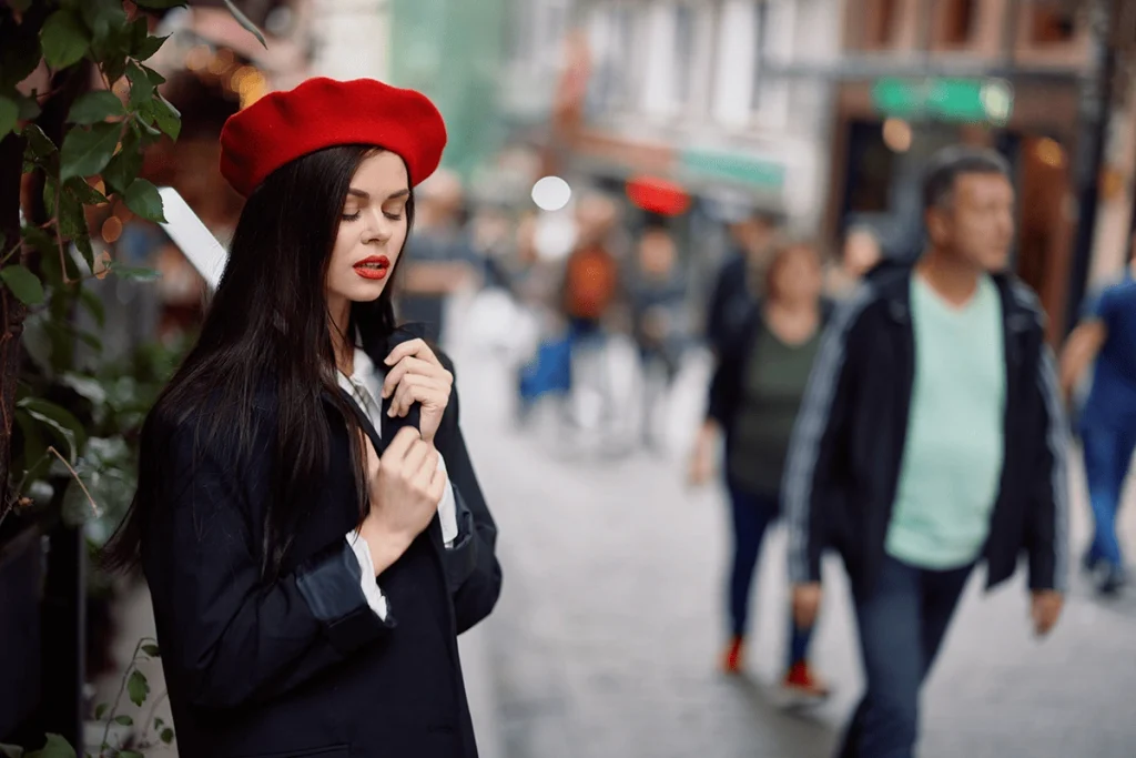Frau geht allein durch eine belebte Innenstadtstraße – Symbolbild für Agoraphobie